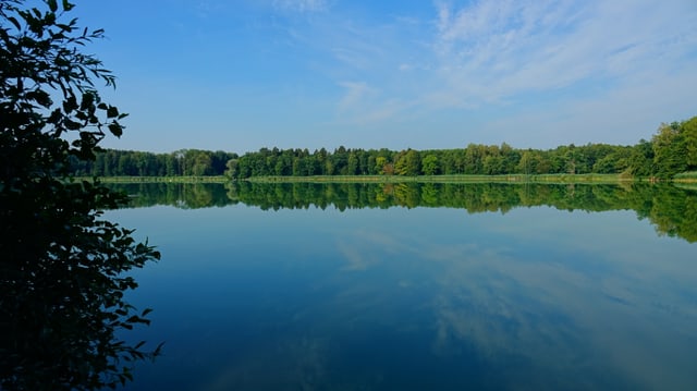 Burgäschisee bei wolkenlosem Himmel. Burgäschisee bei wolkenlosem Himmel.