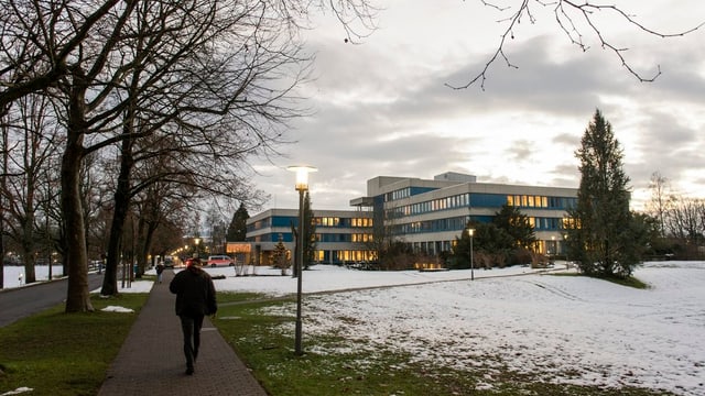 Blick von Aussen auf ein Klinikgebäude der UPD. Blick von Aussen auf ein Klinikgebäude der UPD.