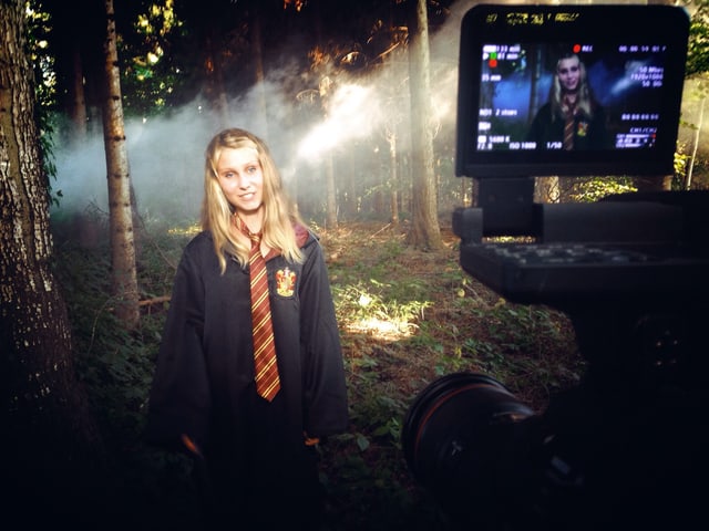 Alena sagt Danke in einer Happy Potter Uniform. Alena sagt Danke in einer Happy Potter Uniform.