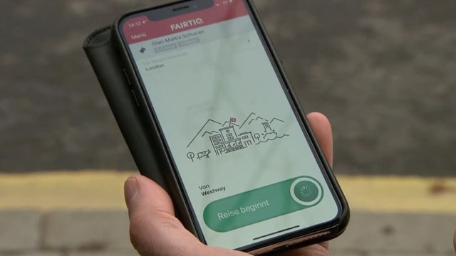 Blick auf ein Handy mit der Fairtiq-App. Blick auf ein Handy mit der Fairtiq-App.