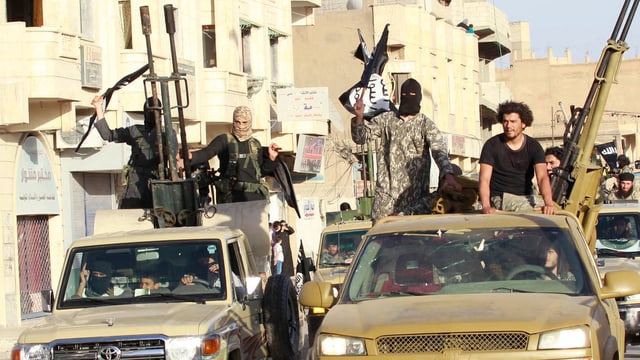IS-Terroristen stehen Autos