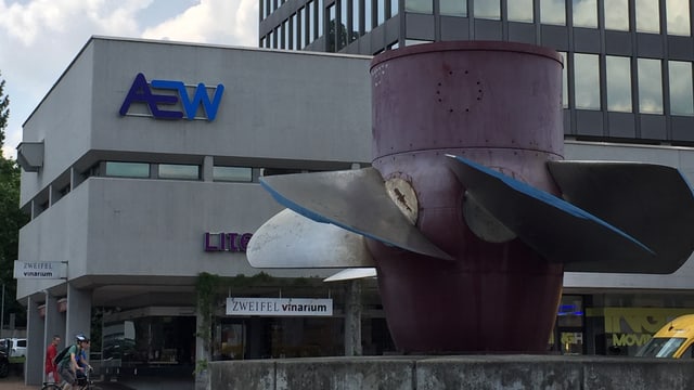Blick auf den Hauptsitz der Firma AEW, Bürogebäude mit AEW-Schriftzug Blick auf den Hauptsitz der Firma AEW, Bürogebäude mit AEW-Schriftzug