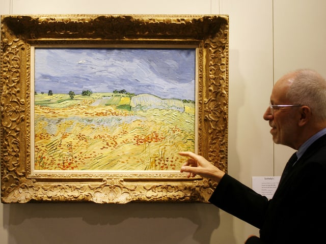 Das Bild «Weizenfeld» von Vincent van Gogh vor einer Auktion in Hong Kong. Das Bild «Weizenfeld» von Vincent van Gogh vor einer Auktion in Hong Kong.
