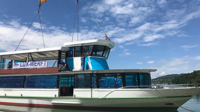 Das neue Schiff ist im Wasser. Oben ist ein Kranen zu erkennen. Das neue Schiff ist im Wasser. Oben ist ein Kranen zu erkennen.