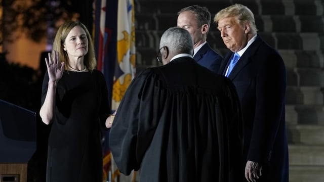 Amy Coney Barrett wird im Beisein von Donald Trump vereidigt. Amy Coney Barrett wird im Beisein von Donald Trump vereidigt.