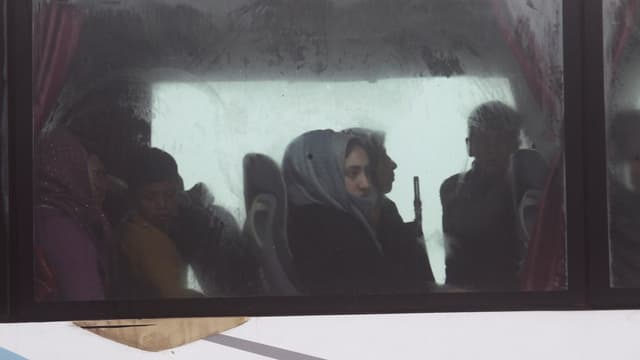 Frau in Fenster von Bus. Frau in Fenster von Bus.