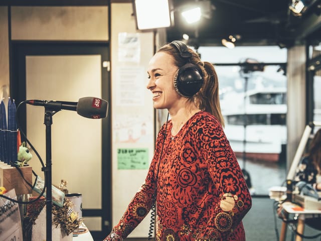Dieses Strahlen. Martina Hingis vor dem Glasbox-Mik.