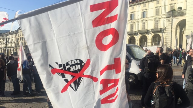 «No Tav»-Fahne an einer Demo gegen den Tunnel «No Tav»-Fahne an einer Demo gegen den Tunnel