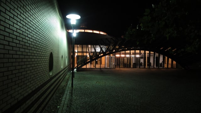 Eingang Schule bei Nacht. Eingang Schule bei Nacht.