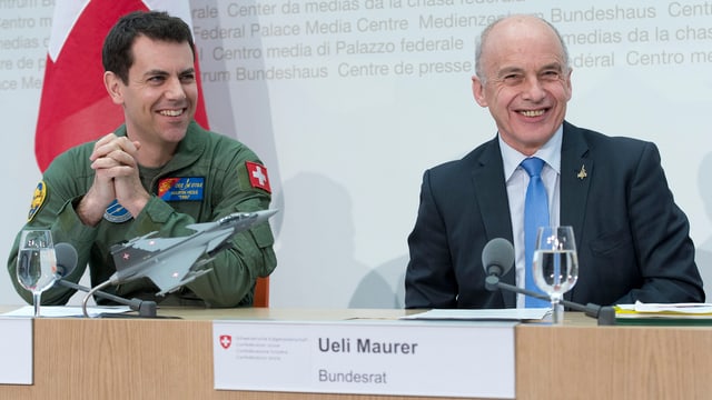 Bundesrat Maurer und Gripen-Testpilot Hess im Medienzentrum des Bundeshauses. Bundesrat Maurer und Gripen-Testpilot Hess im Medienzentrum des Bundeshauses.