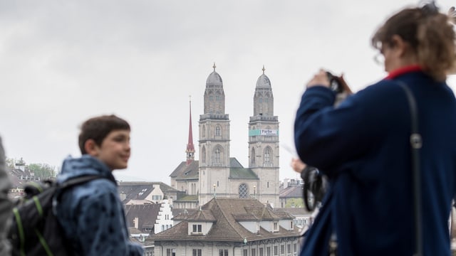Touristen fotografieren sich auf dem Zürcher Lindenhof Touristen fotografieren sich auf dem Zürcher Lindenhof