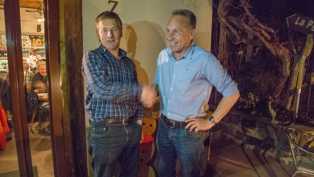 Hans Jakob e Felix Schutz dattan il maun in a l'auter. Hans Jakob e Felix Schutz dattan il maun in a l'auter.