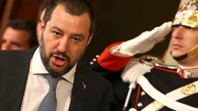 Salvini passiert einen Gardesoldaten. Salvini passiert einen Gardesoldaten.