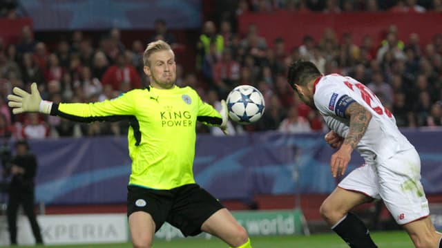 Schmeichel wehrt einen Kopfball ab. Schmeichel wehrt einen Kopfball ab.