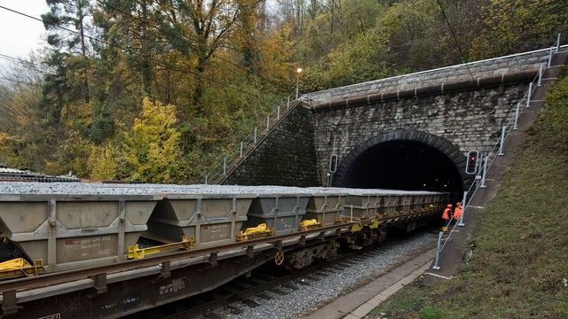 Tunnelportal bei Olten durch den Hauenstein mit einem Güterzug. Tunnelportal bei Olten durch den Hauenstein mit einem Güterzug.