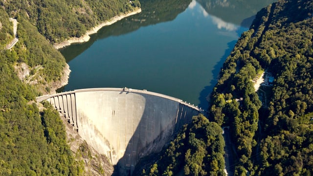 Ein Stausee mit Staumauer. Ein Stausee mit Staumauer.