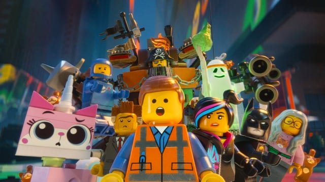 Verschiedene Legofiguren stehen versammelt zu einer Gruppe. Verschiedene Legofiguren stehen versammelt zu einer Gruppe.