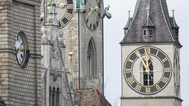 Die Zürcher Kirche St. Peter, deren Ziffernblatt 5 vor 12 zeigt. Die Zürcher Kirche St. Peter, deren Ziffernblatt 5 vor 12 zeigt.