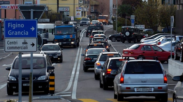 Autokolonne auf einer Tessiner Hauptstrasse. Autokolonne auf einer Tessiner Hauptstrasse.