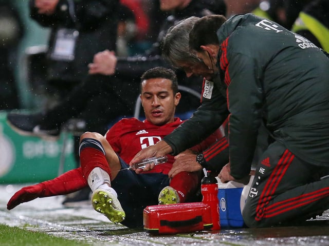 Thiago Alcantara wird behandelt Thiago Alcantara wird behandelt