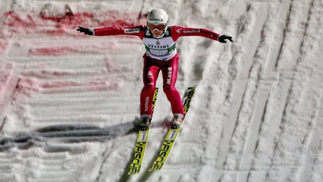 Simon Ammann setzt in Klingenthal zur Landung an. Simon Ammann setzt in Klingenthal zur Landung an.
