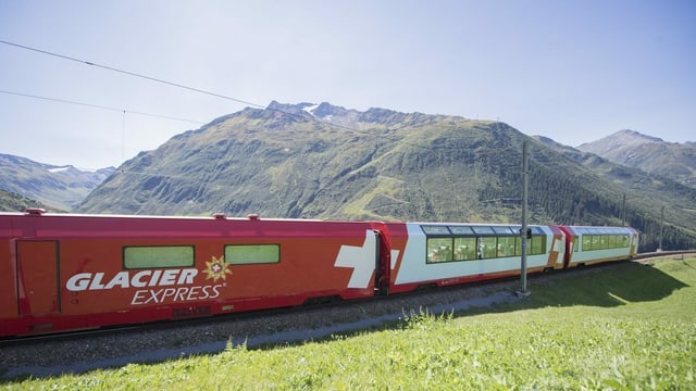 Glacier Express vor Bergpanorama Glacier Express vor Bergpanorama