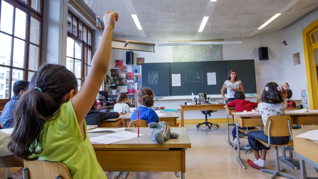 Schulzimmer: Mädchen streckt auf Schulzimmer: Mädchen streckt auf