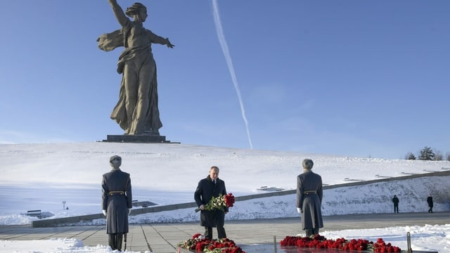 Der russische Präsident Wladimir Putin legt Blumen in Stalingrad nieder. Stalingrad heisst heute Wolgagrad. Der russische Präsident Wladimir Putin legt Blumen in Stalingrad nieder. Stalingrad heisst heute Wolgagrad.