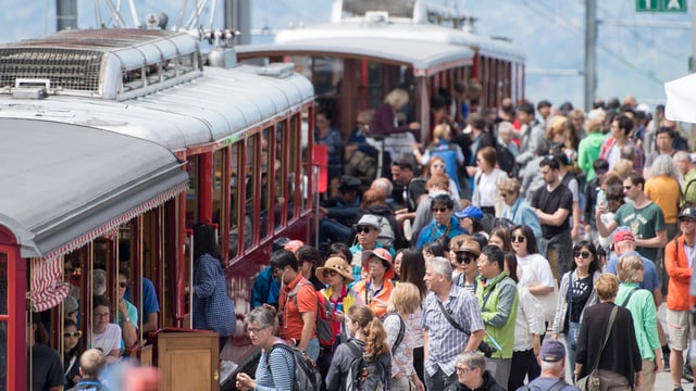 Touristen warten auf die Rigi-Bahn.Viele Touristen. Touristen warten auf die Rigi-Bahn.Viele Touristen.