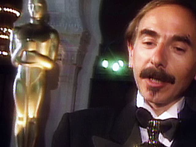 Mann vor Oscar-Statue Mann vor Oscar-Statue