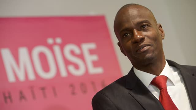 Moïse vor einem rosa Wahlplakat. Moïse vor einem rosa Wahlplakat.