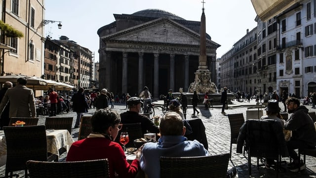 Restaurant vor dem Pantheon in Rom, 22. Februar 2021. Restaurant vor dem Pantheon in Rom, 22. Februar 2021.