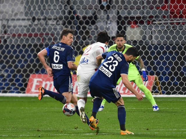 Der Schweizer Loris Benito stoppt Lyons Lucas Paqueta.