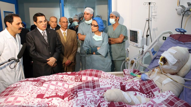 Staatschef Ben Ali am Bett des schwerstverbrannten Mohamed Baouzizi.