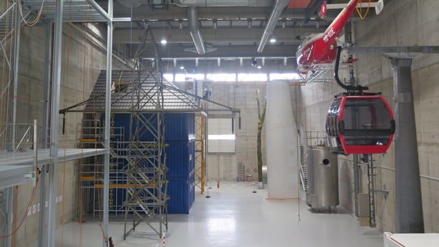Eine grosse Lagerhalle Eine grosse Lagerhalle