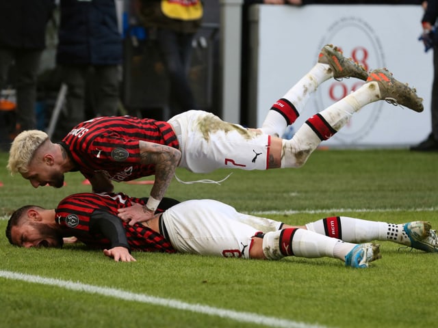 Theo Hernandez liegt am Boden, Castillejo kommt angeflogen