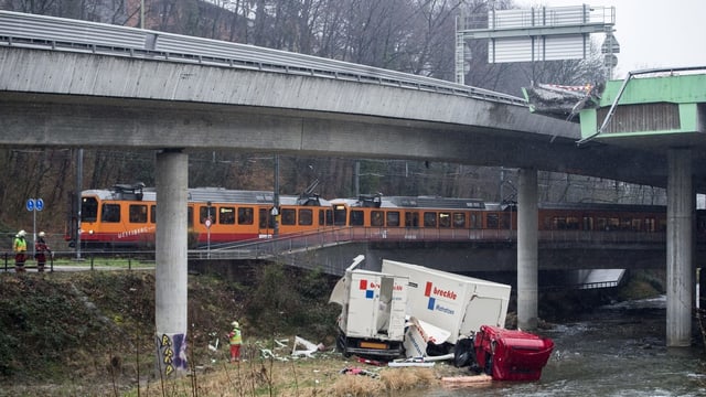 Das Wrack des Lastwagens liegt am Ufer der Sihl, darüber die Autobahnbrücken. Das Wrack des Lastwagens liegt am Ufer der Sihl, darüber die Autobahnbrücken.