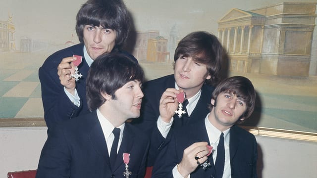 Die Beatles in schwarzen Anzügen. Die Beatles in schwarzen Anzügen.