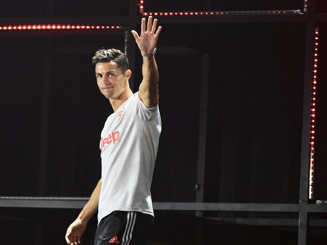 Cristiano Ronaldo winkt. Cristiano Ronaldo winkt.