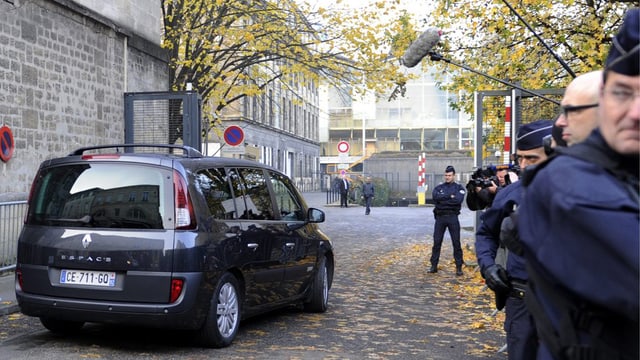 Grosser schwarzer Citroen vor einer Absperrung, überall Sicherheitsleute. Grosser schwarzer Citroen vor einer Absperrung, überall Sicherheitsleute.