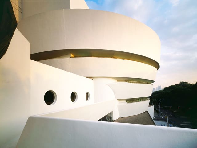 Spiralenförmige Fassade des Guggenheim-Museums. Spiralenförmige Fassade des Guggenheim-Museums.