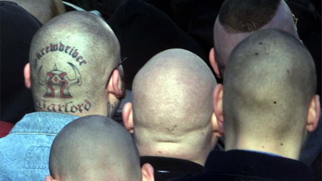 Nazi-Glatzköpfe von hinten Nazi-Glatzköpfe von hinten