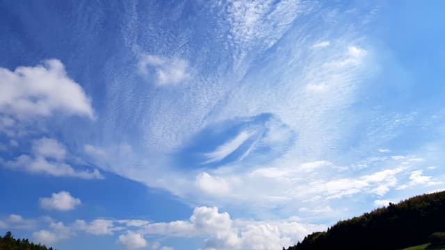 Eine Lochwolke mit einem Wolkenschleier im Zentrum, Eine Lochwolke mit einem Wolkenschleier im Zentrum,