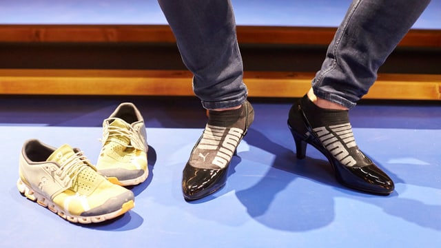Männerfüsse mit High Heels dran Männerfüsse mit High Heels dran