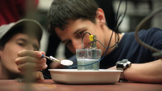 Zwei Gymnasiasten bei einem Experiment im Chemieunterricht. Zwei Gymnasiasten bei einem Experiment im Chemieunterricht.