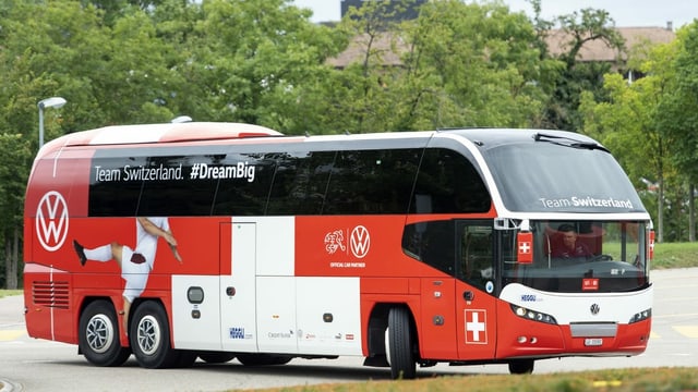 Der Nati-Bus verlässt den Parkplatz Der Nati-Bus verlässt den Parkplatz