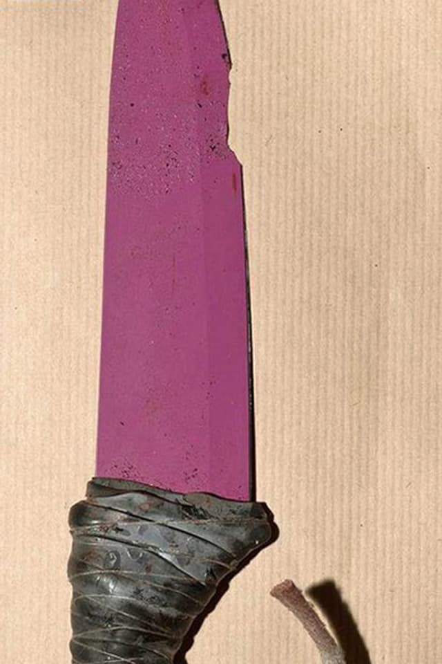 Pinkfarbenes Keramikmesser, mit Leder umwickelter Griff. Pinkfarbenes Keramikmesser, mit Leder umwickelter Griff.