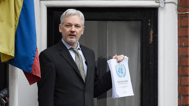 Assange in der ecuadorianischen Botschaft. Assange in der ecuadorianischen Botschaft.