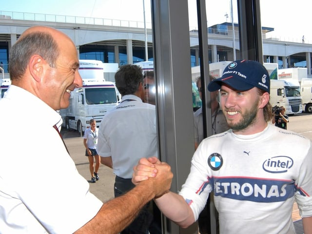 Peter Sauber und Nick Heidfeld beim Händedruck. Peter Sauber und Nick Heidfeld beim Händedruck.