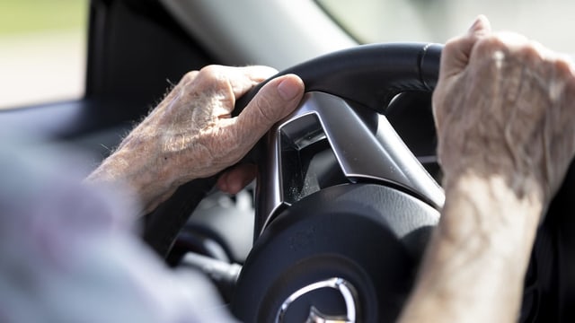 Seniorin am Steuer Seniorin am Steuer